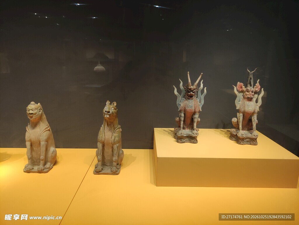 博物馆镇墓兽陶俑展品