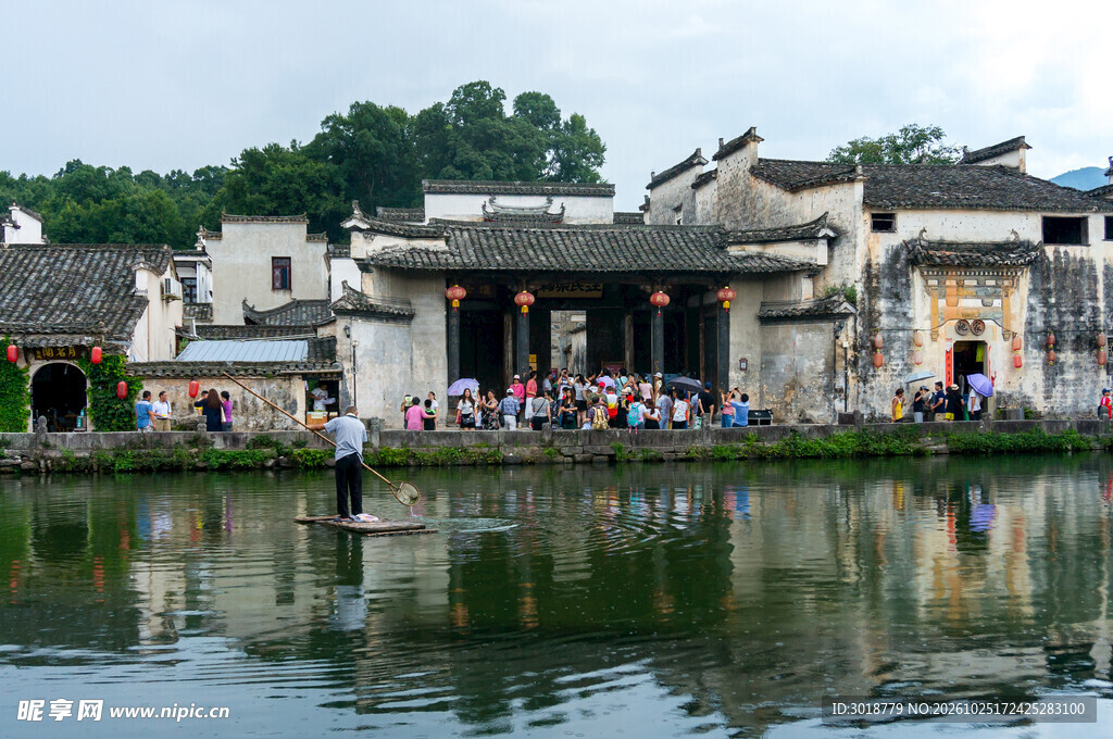皖南宏村湖畔古建风光