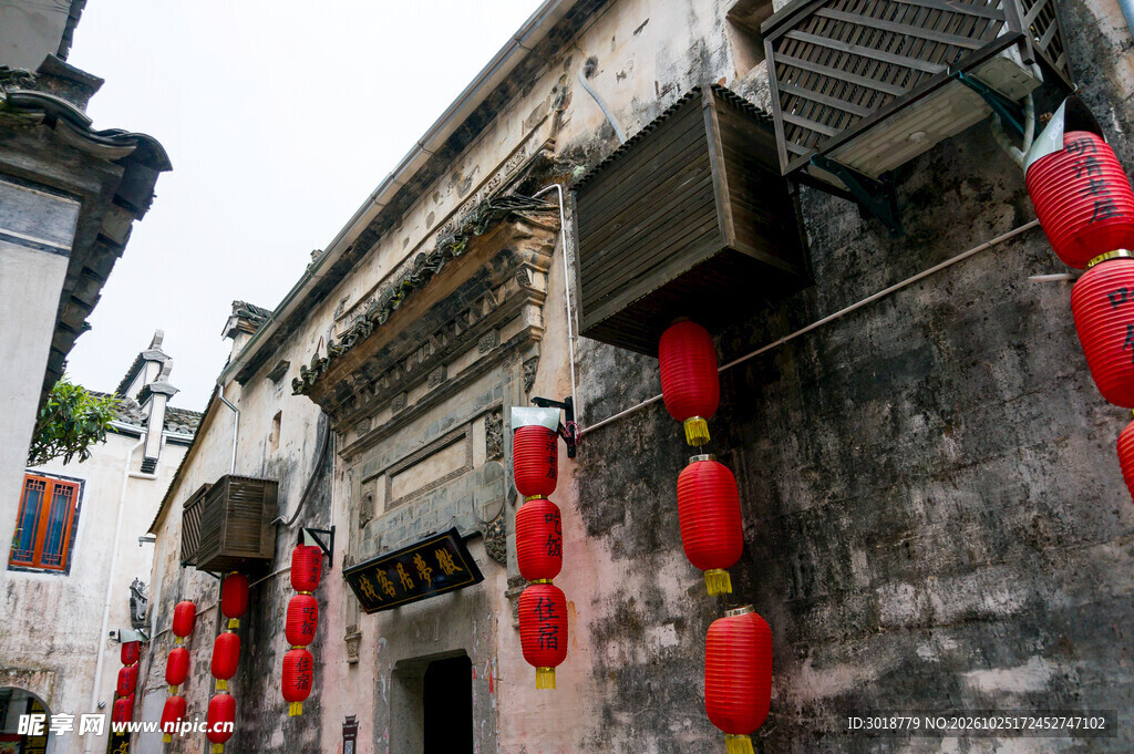 古街民居红灯笼景致