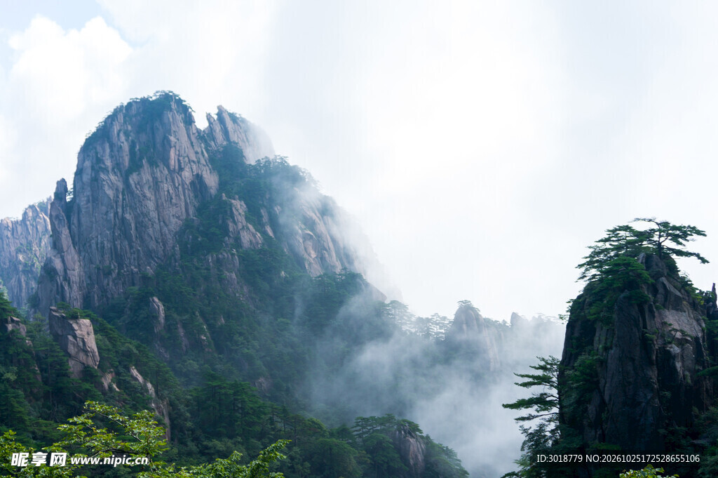 雾绕青山奇峰美景