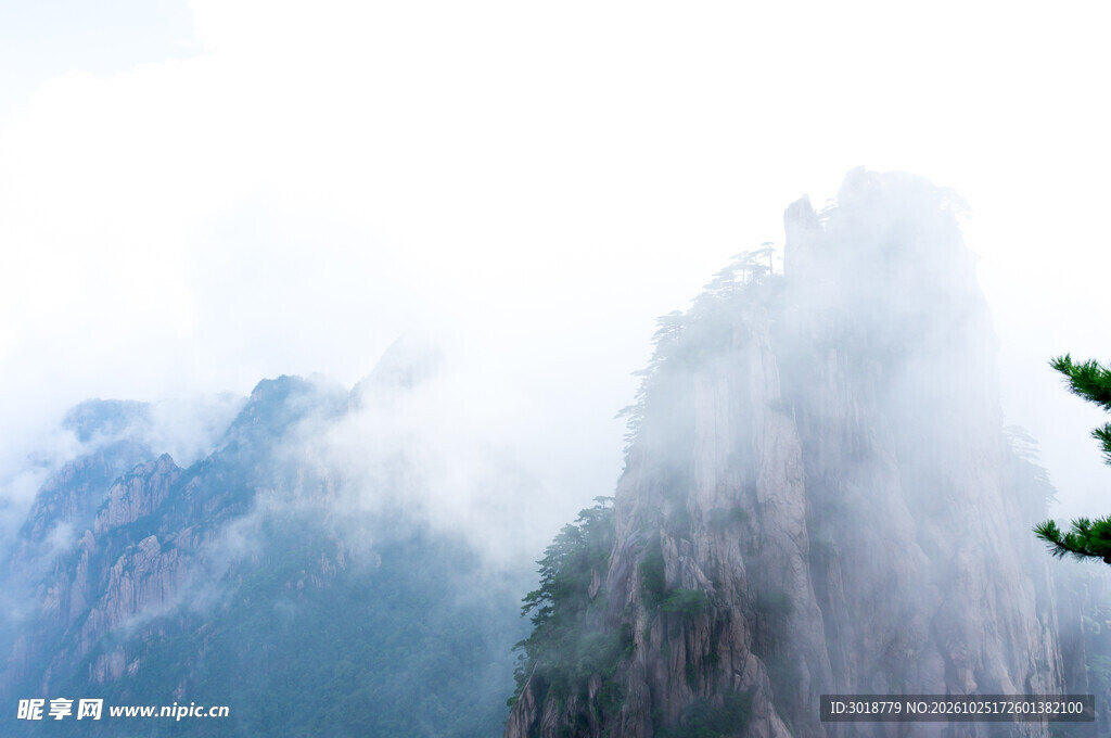雾绕青山朦胧山景