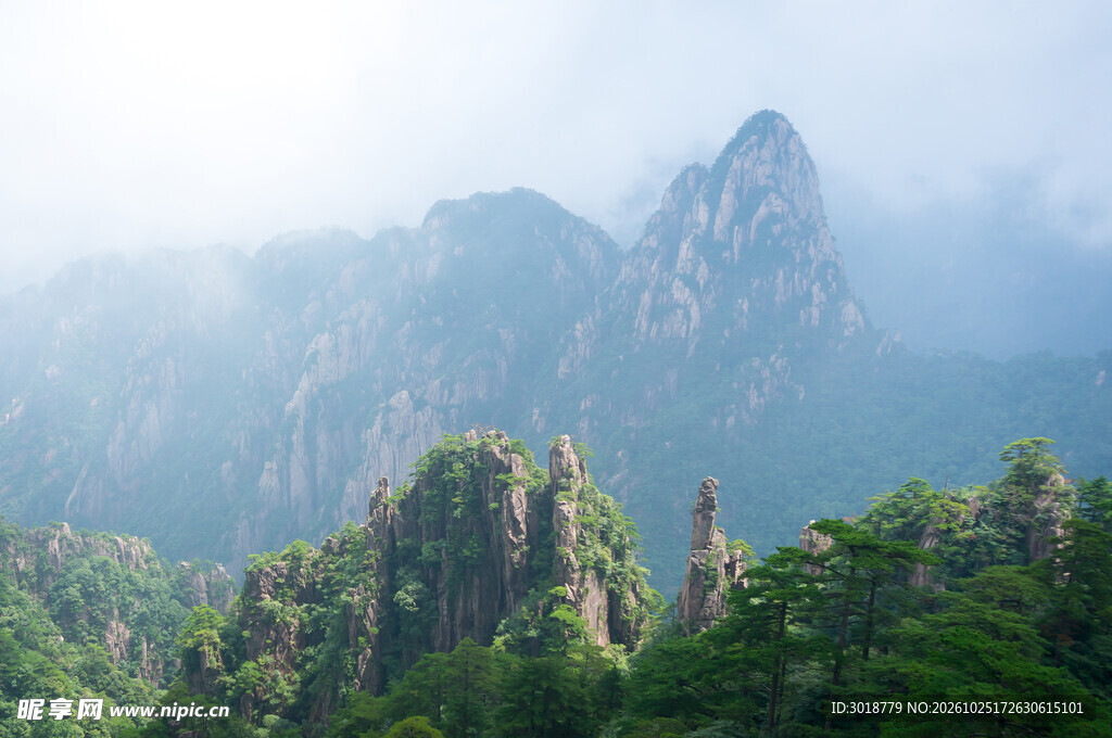 雾绕青山自然风光