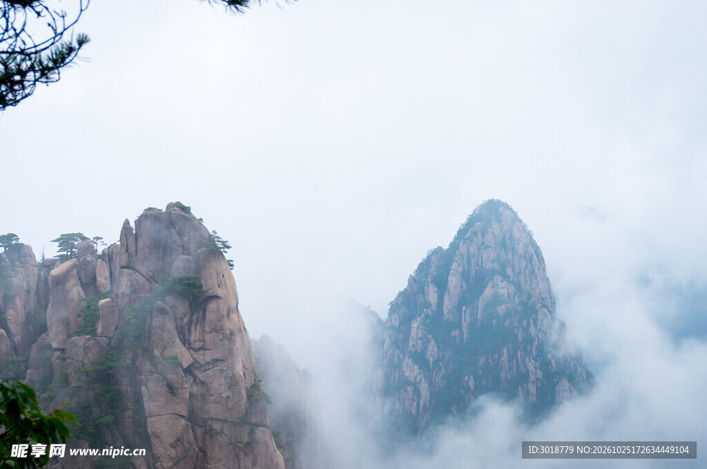 云雾缭绕山间奇峰
