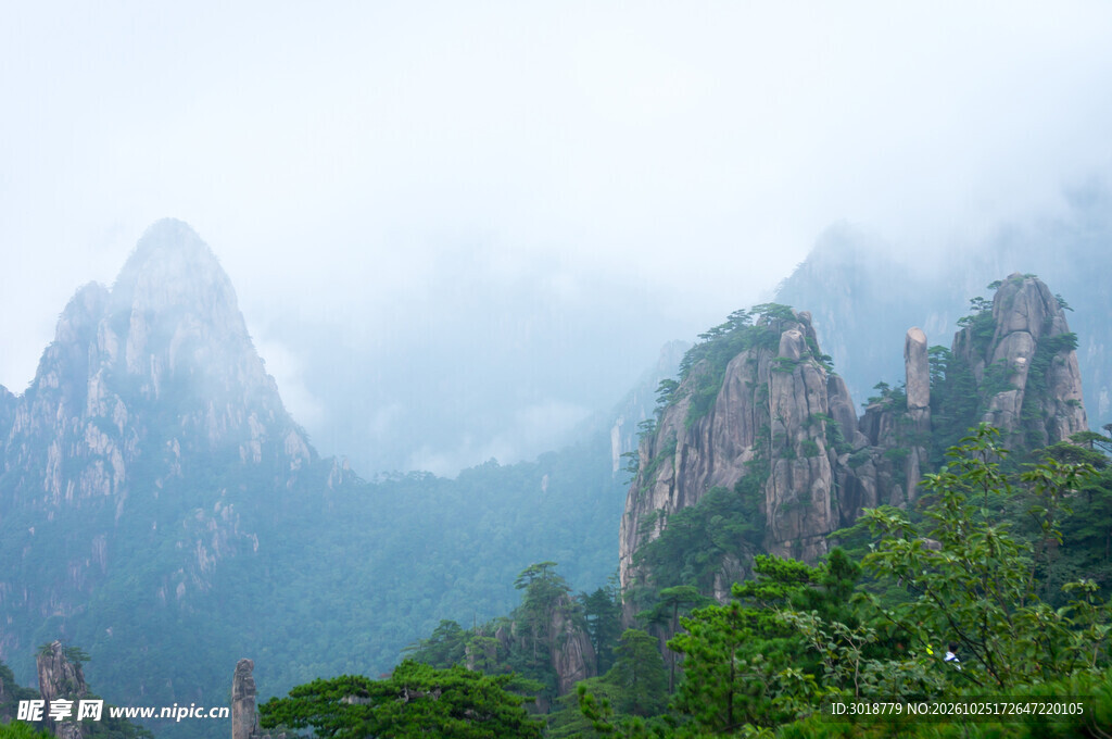 雾中山峦自然美景