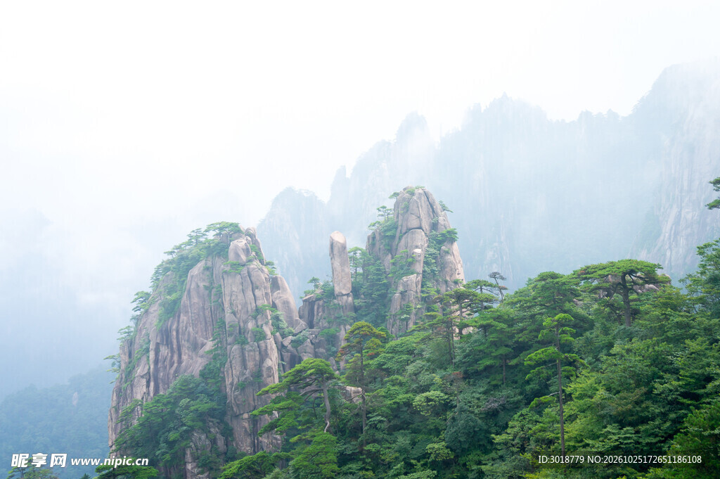 雾绕青山奇峰