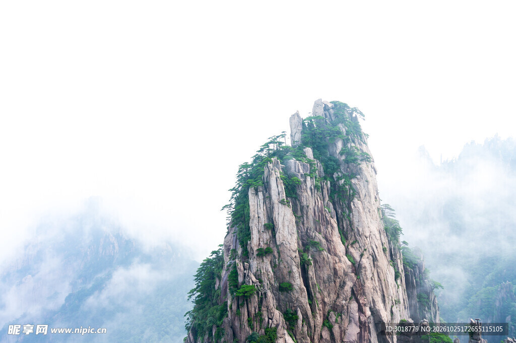 云雾缭绕奇峰山景