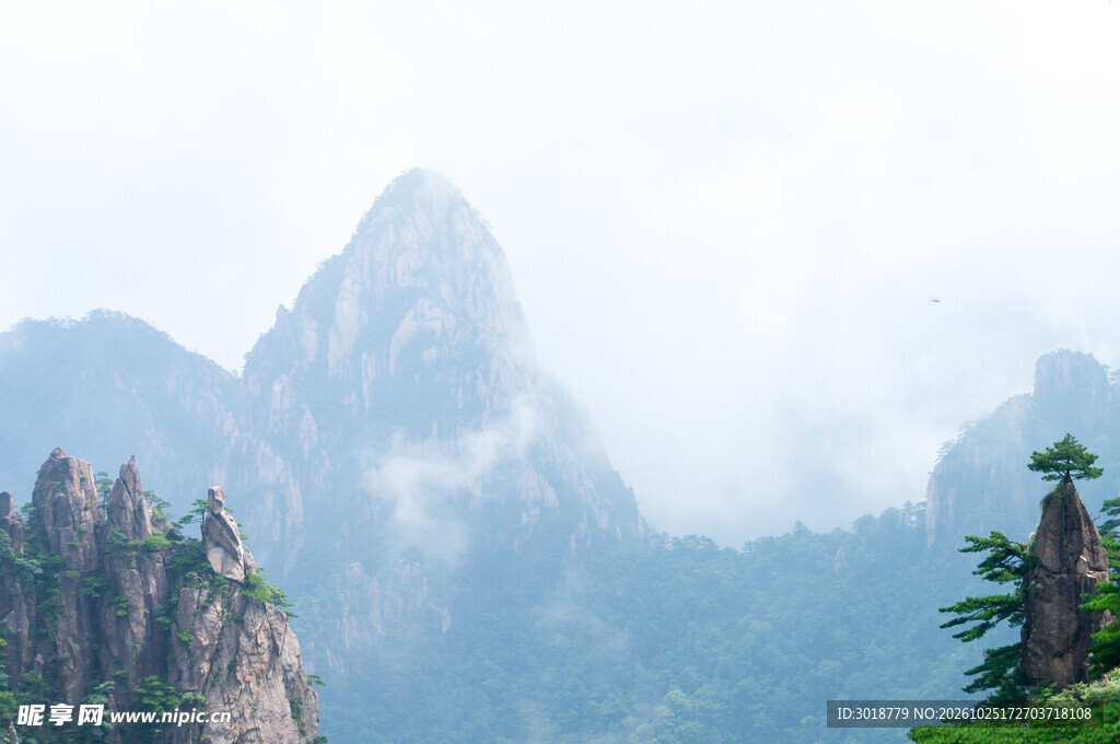 雾绕青山朦胧山景