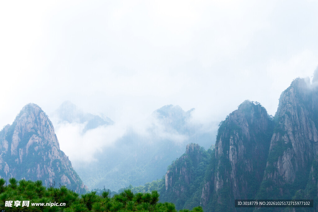 雾绕青山远景
