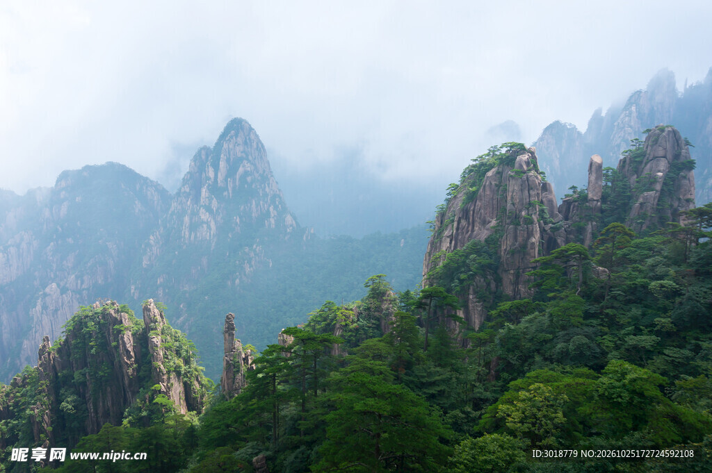 雾绕青山自然风光