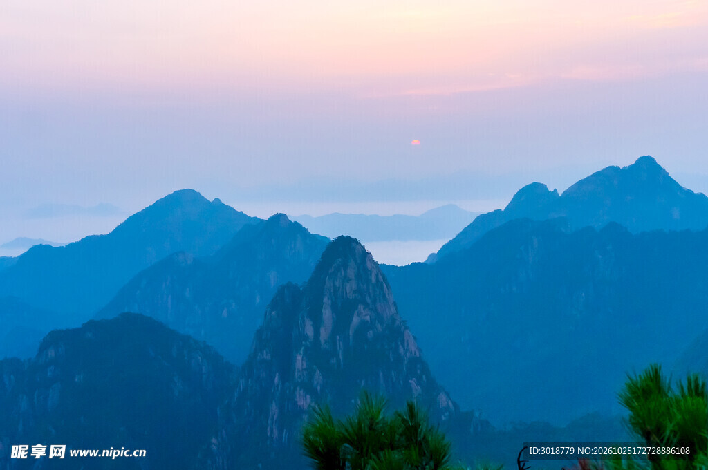 暮色层叠远山风光
