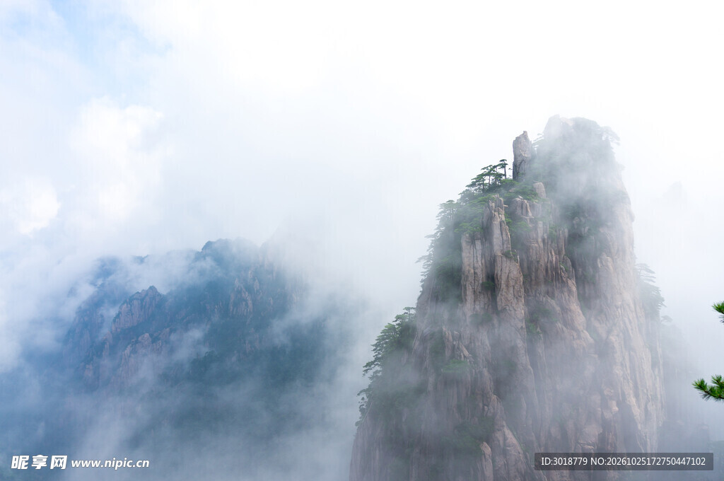 云雾绕奇峰山景