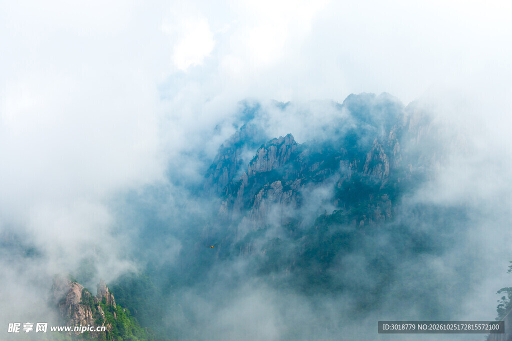 雾绕青山朦胧景致