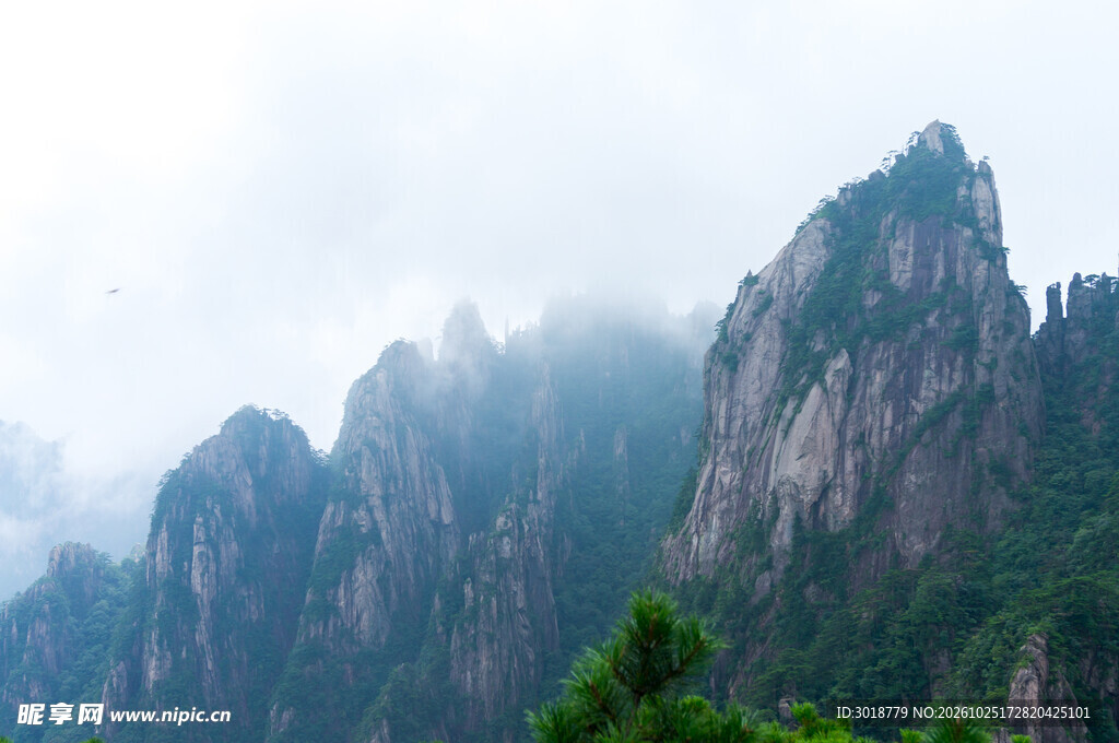 雾中山峦风光