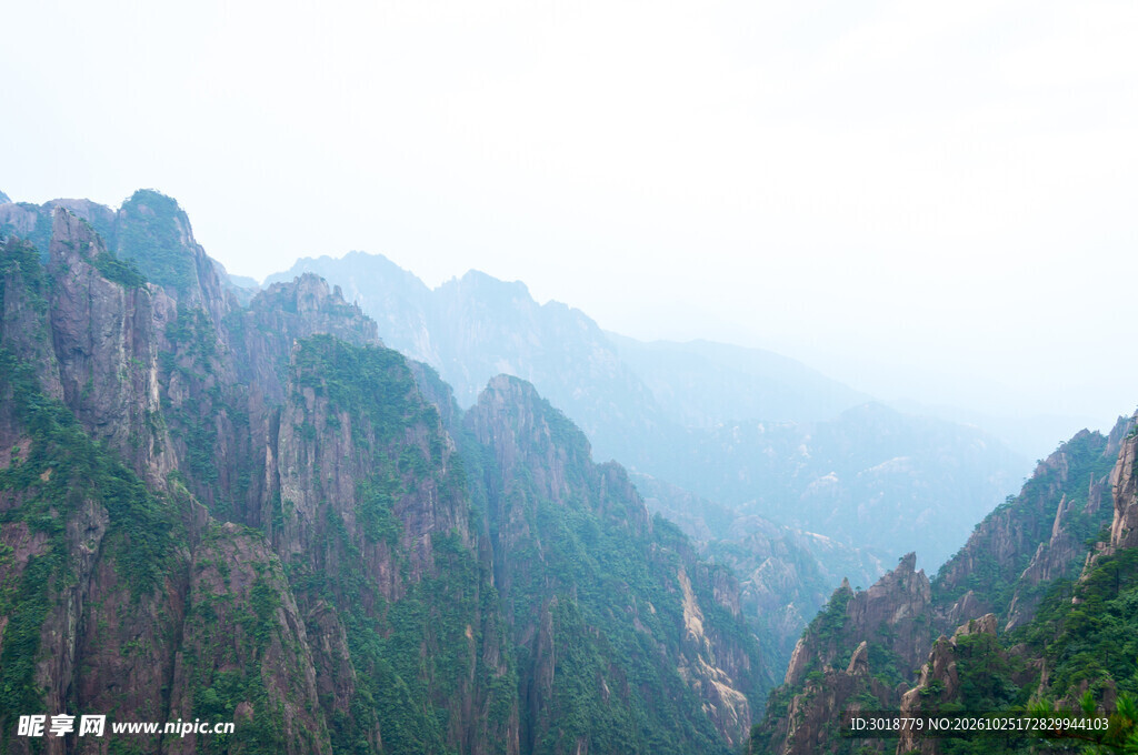 雾绕层峦青山远景