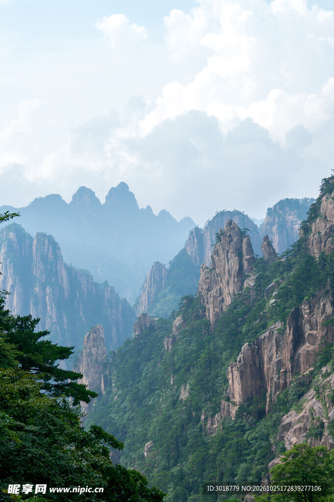 远山层叠自然风光