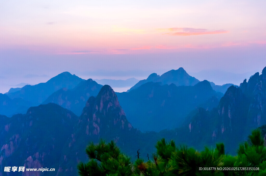 晨霞晕染层叠山峦