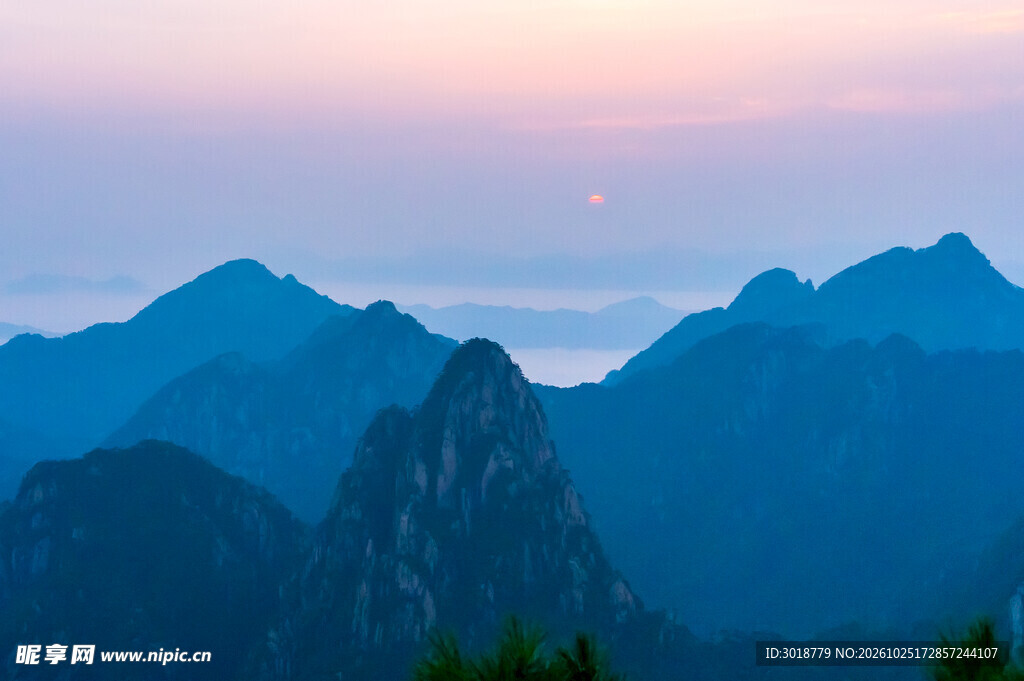 暮色层叠远山景致