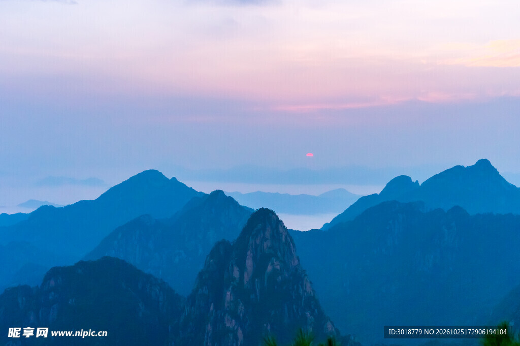 晨昏层叠山峦风光
