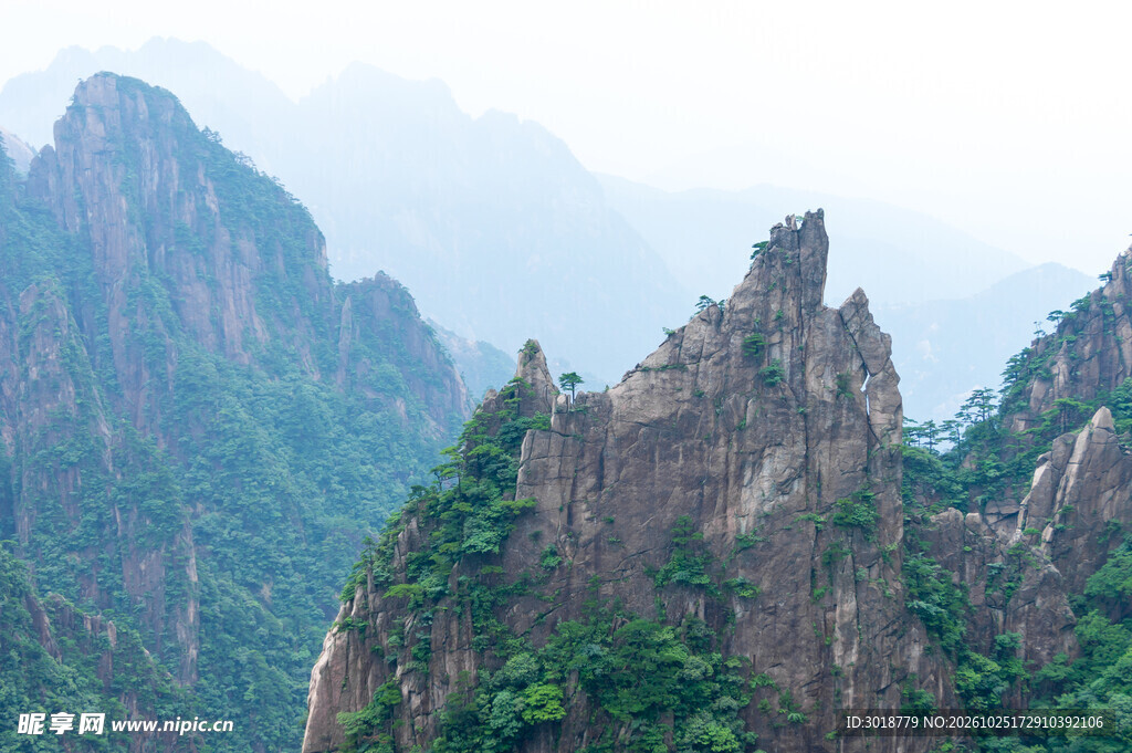 雾绕青山奇峰景观