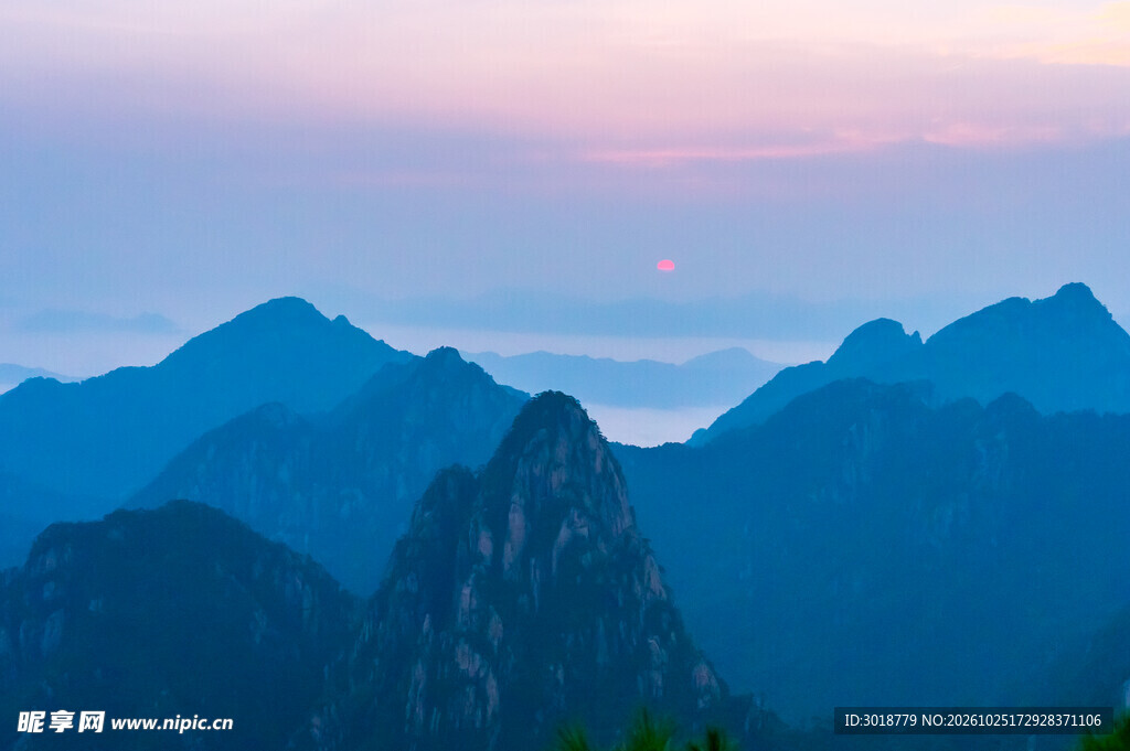 暮色层叠蓝调山景