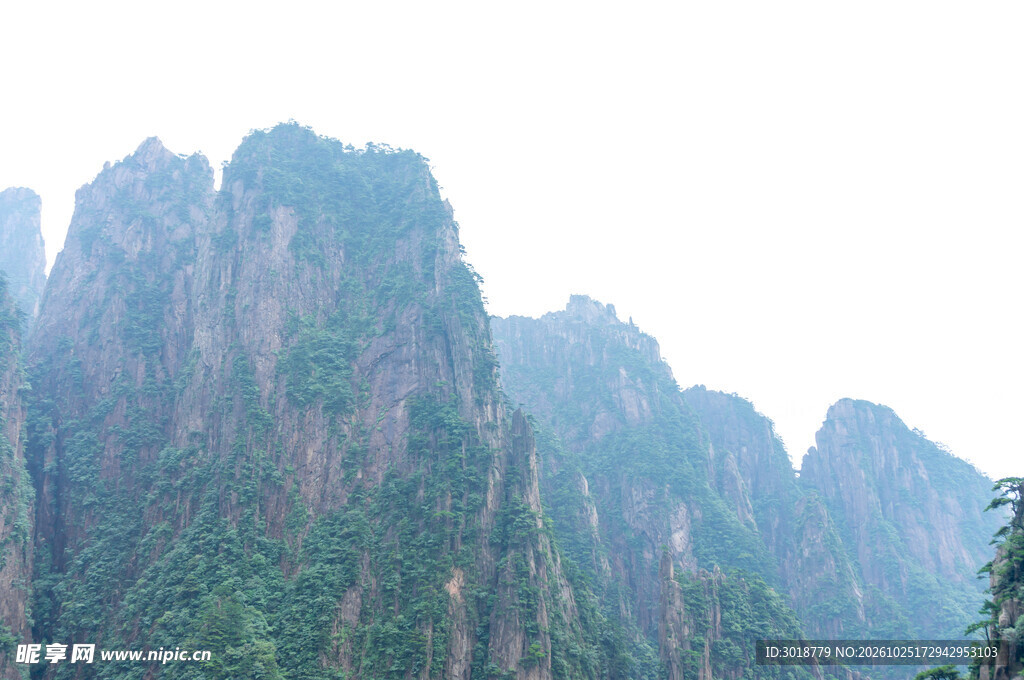 雾中山峰自然景观