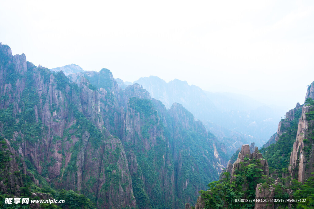 雾笼青山峡谷风光