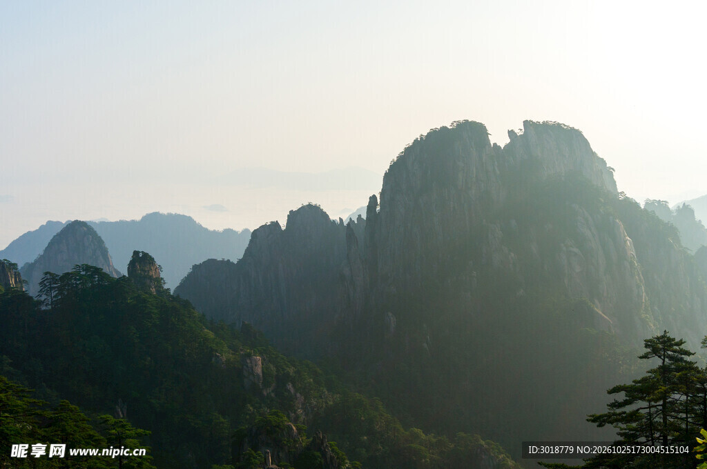 雾绕层叠山峦风光