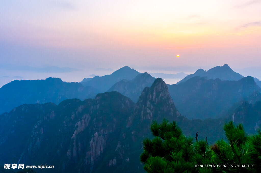 日出层峦山景