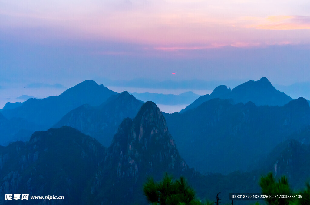 晨昏蓝调层峦山景