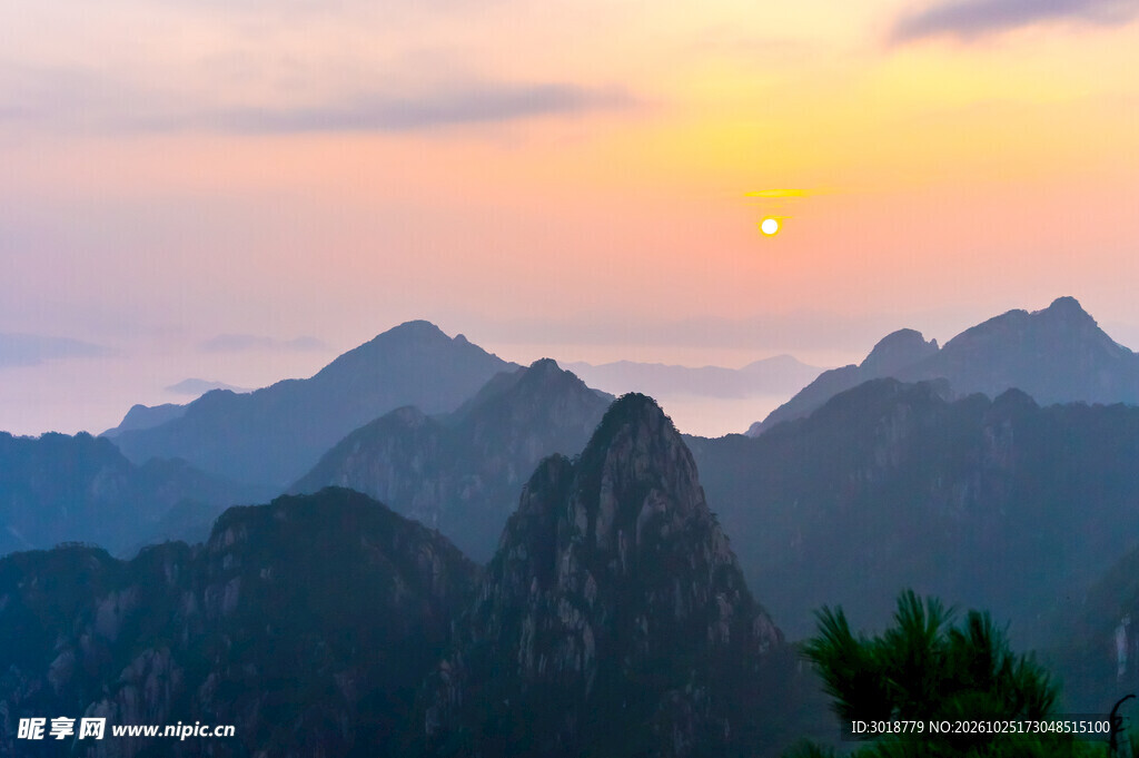 黄昏远山落日风光
