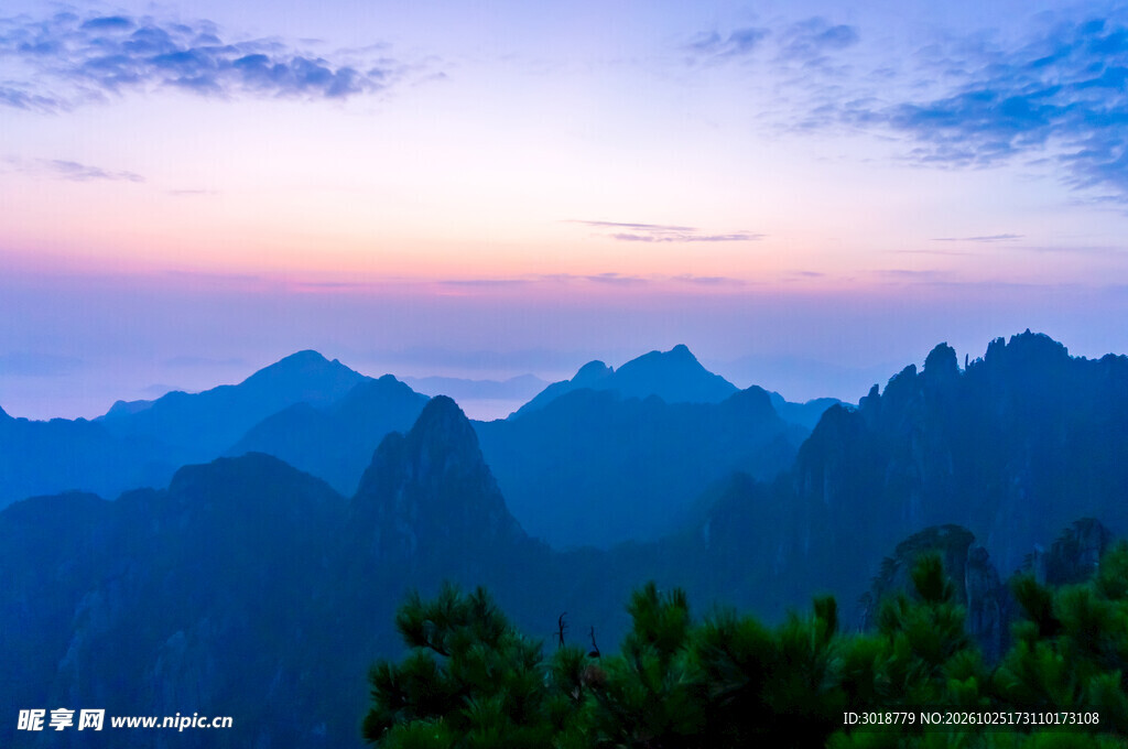 晨曦远山层峦风光