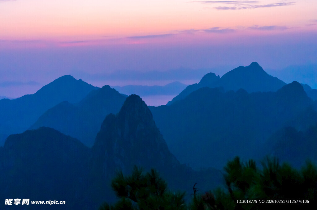 晨昏层叠山峦风光