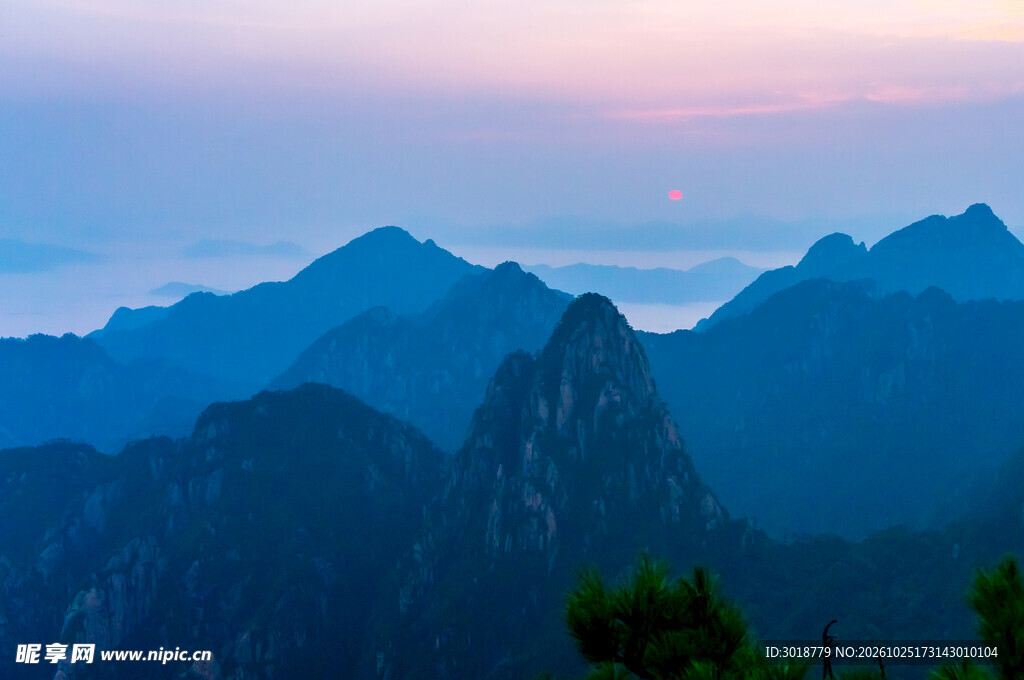 晨昏蓝调层叠山峦
