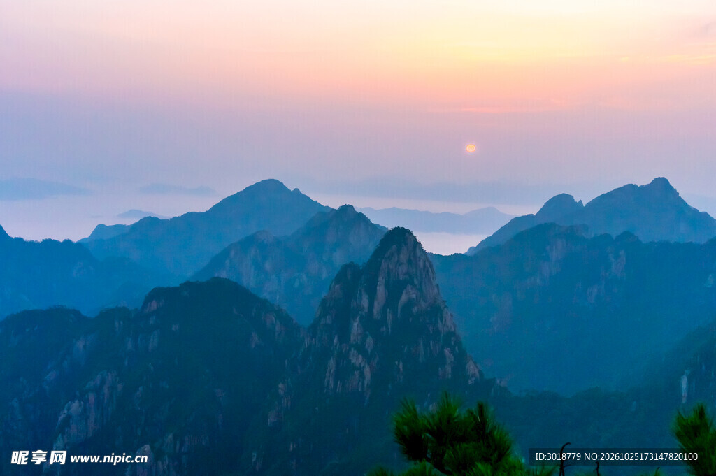 黄昏远山层叠美景