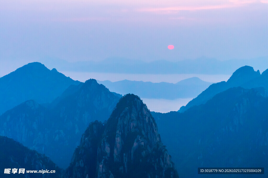 蓝调层山落日美景