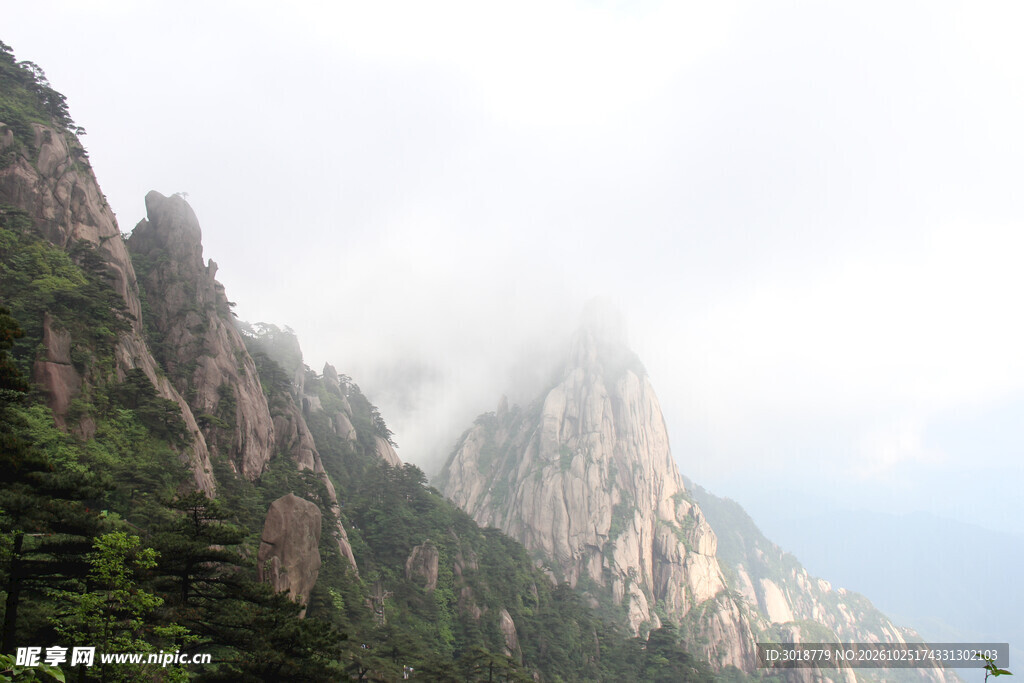 雾绕奇峰山野风光