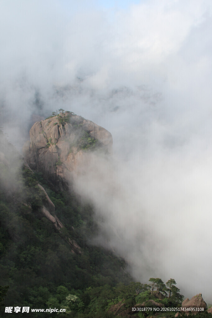 云雾缭绕的山峰