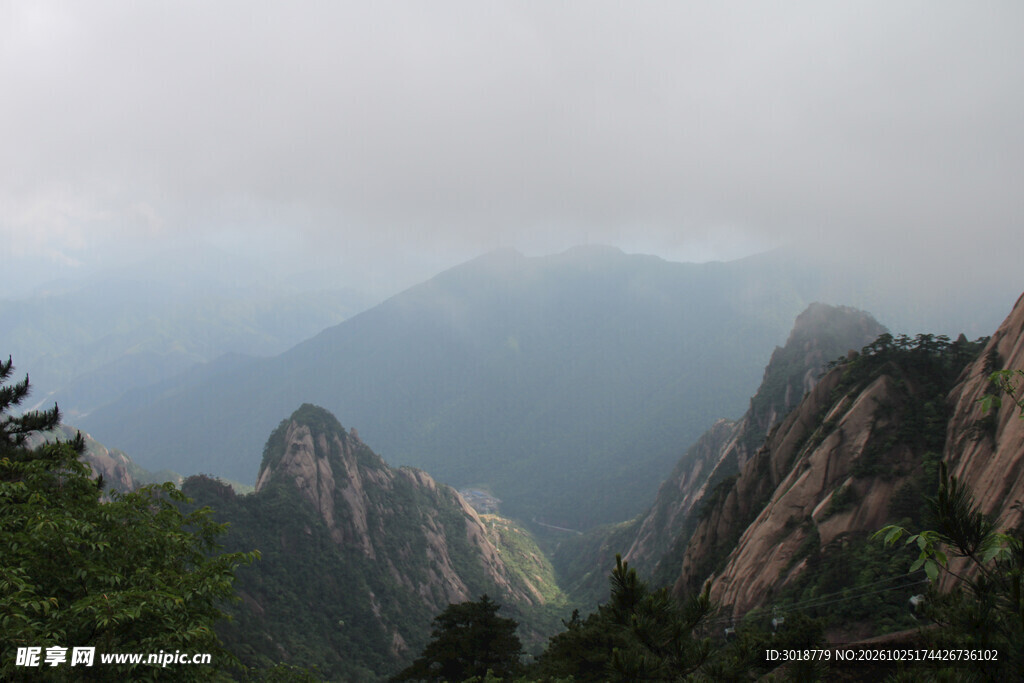 雾中山峦风光