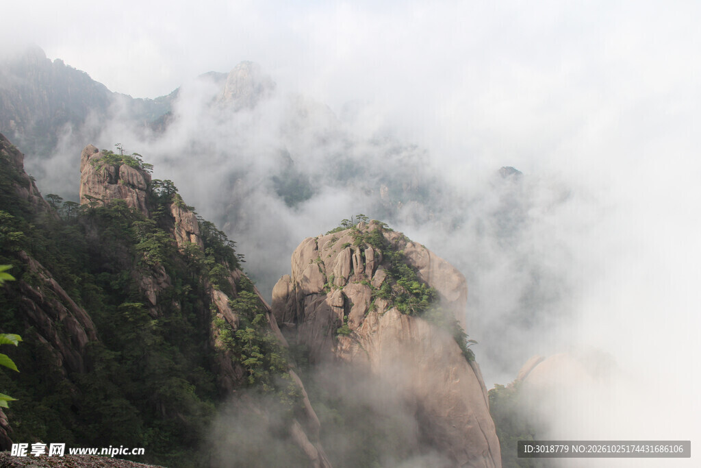 云雾缭绕山间奇峰