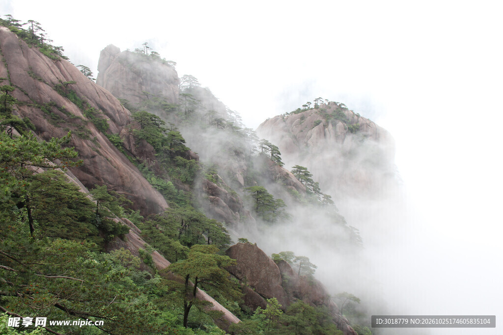 雾绕青山自然风光