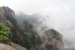 雨雾山间奇峰风光