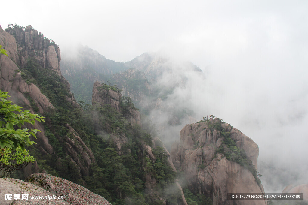 雨雾山间奇峰风光