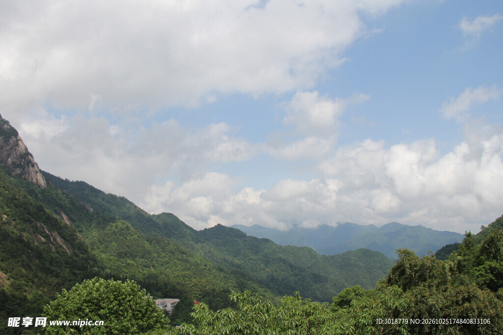 青山蓝天白云自然风光