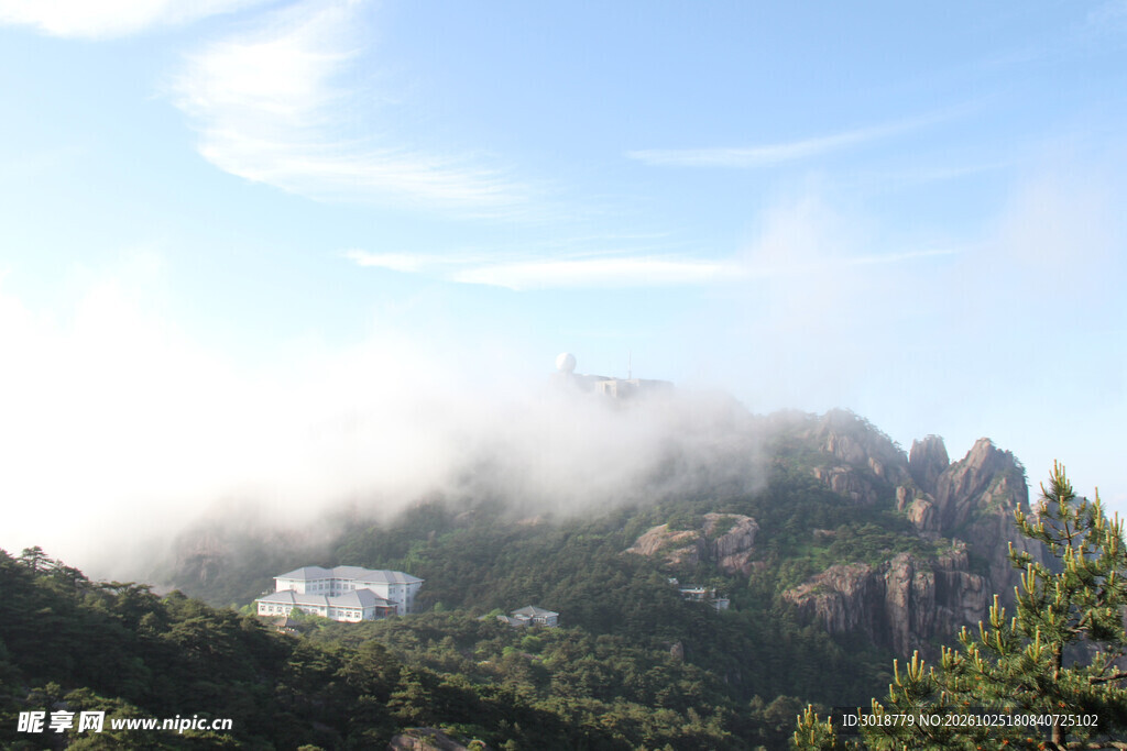 雾绕青山自然风光