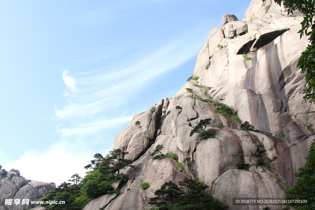 蓝天峭壁山野风光