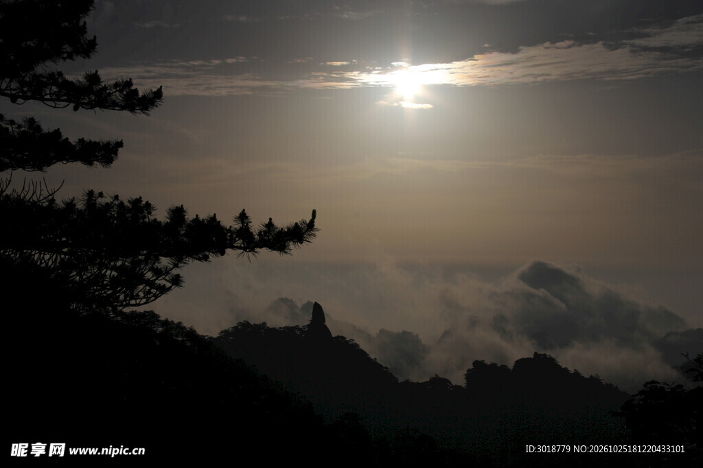黄昏山野落日剪影