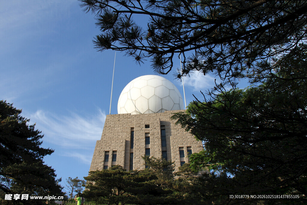 蓝天下的天文台建筑
