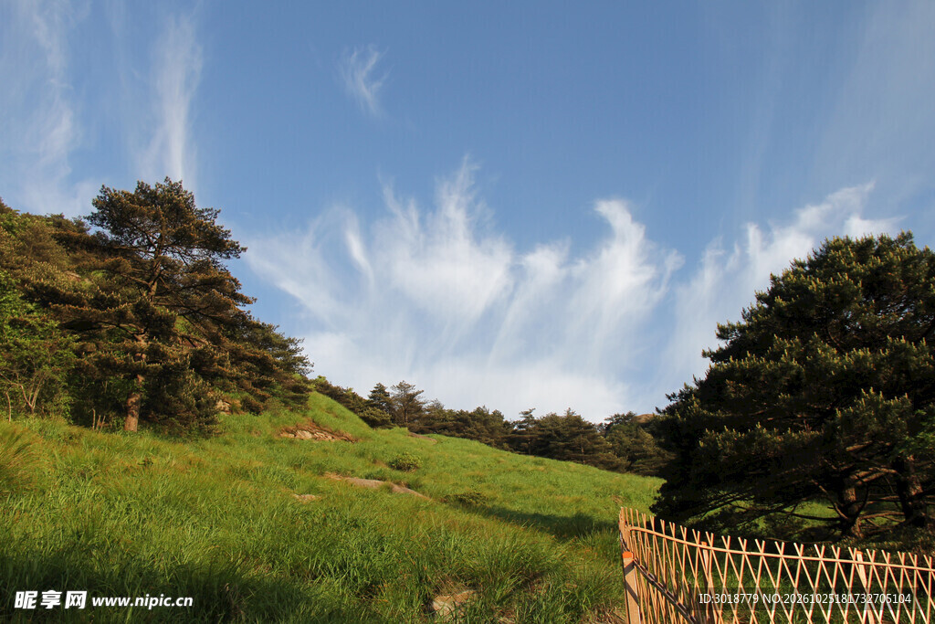 郊野晴日山野风光