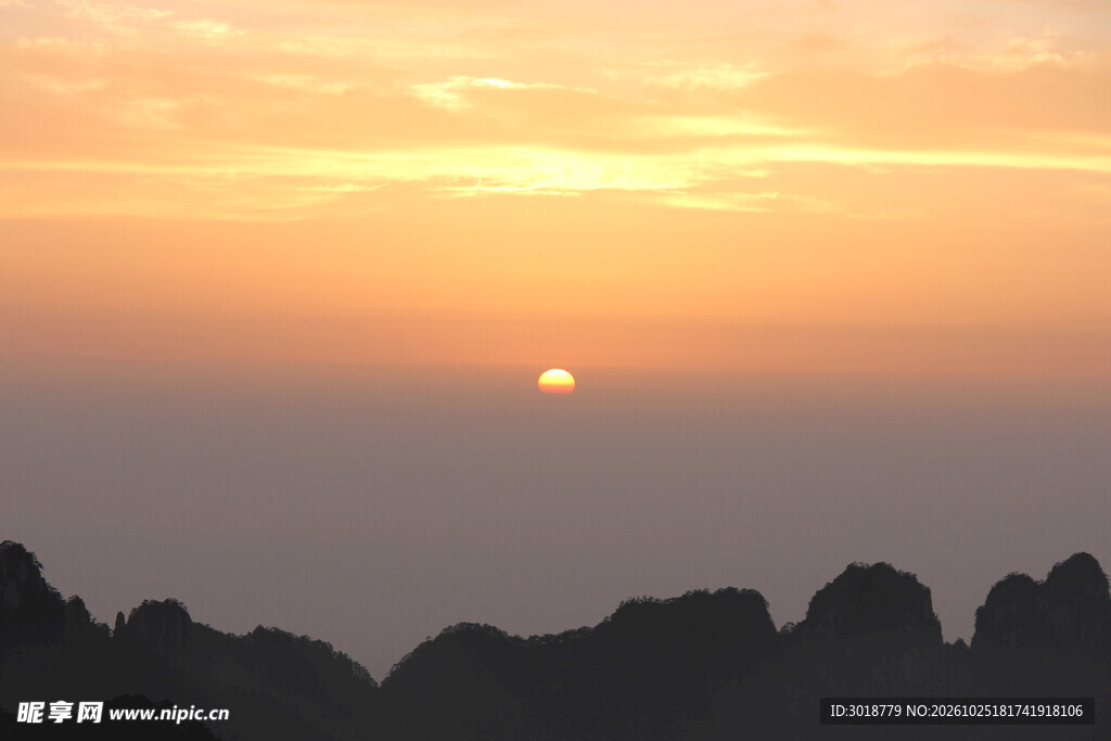 远山日落黄昏美景