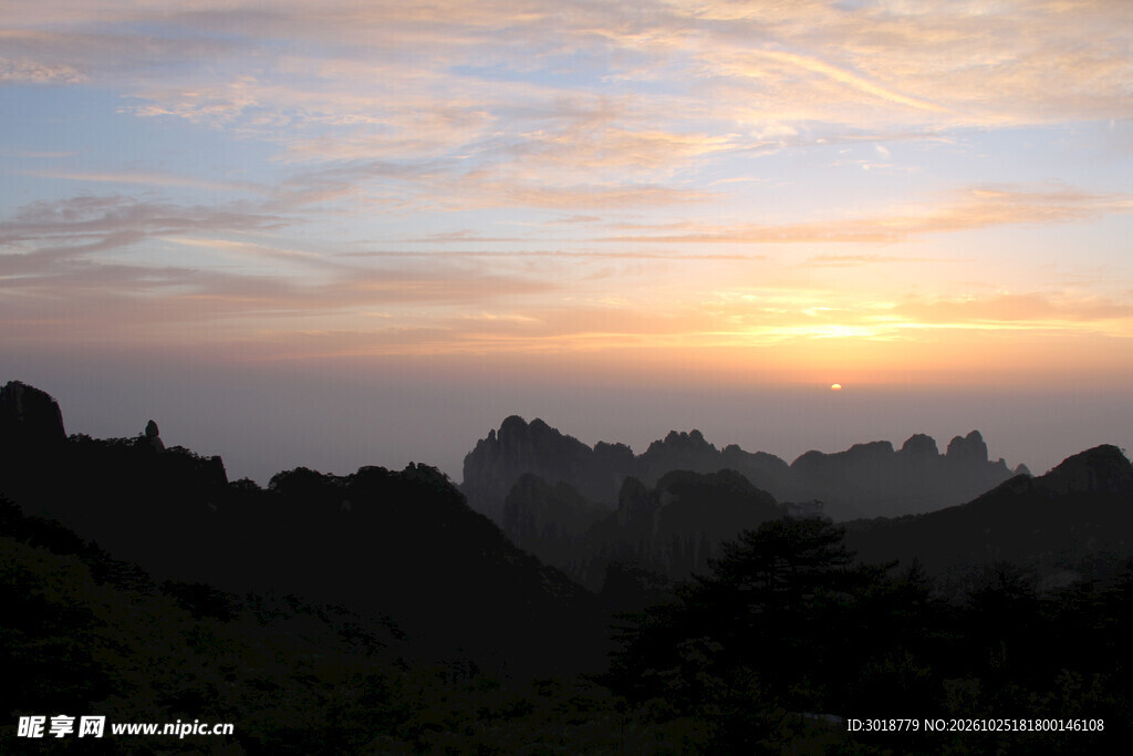 远山日落黄昏美景